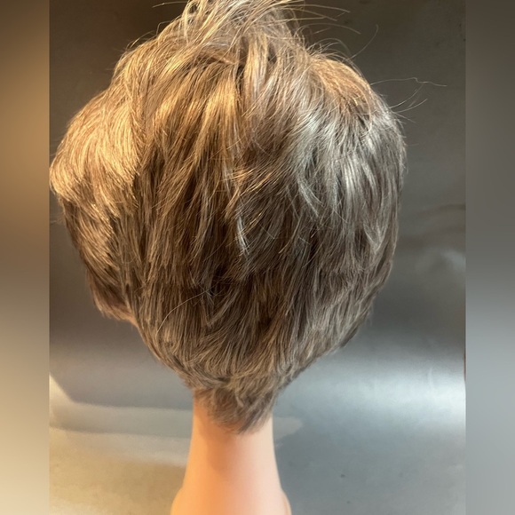 Gray Short Layered Cut Wig NWOT Synthetic Full Cap - Picture 4 of 8